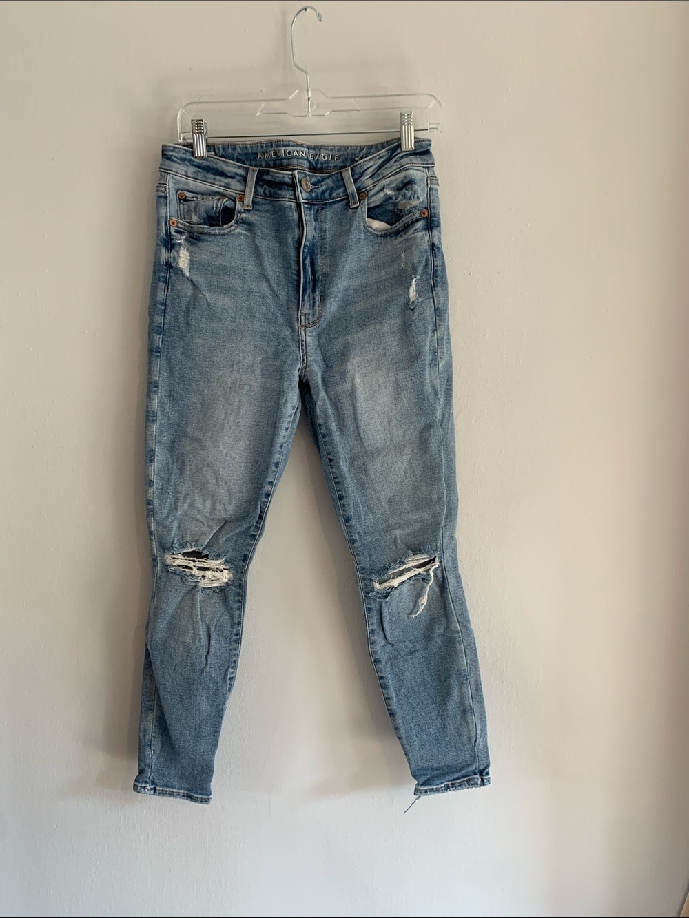AMERICAN EAGLE Light Wash Distressed Boyfriend Jeans